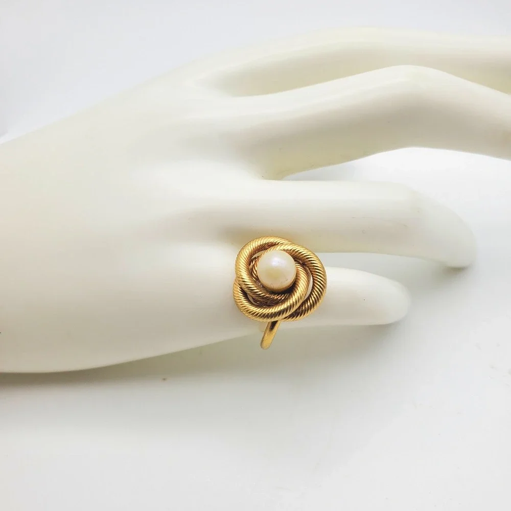 Sarah Coventry Ring Gold Tone Faux Pearl Rope Lovers Knot Cocktail Twist Size 6